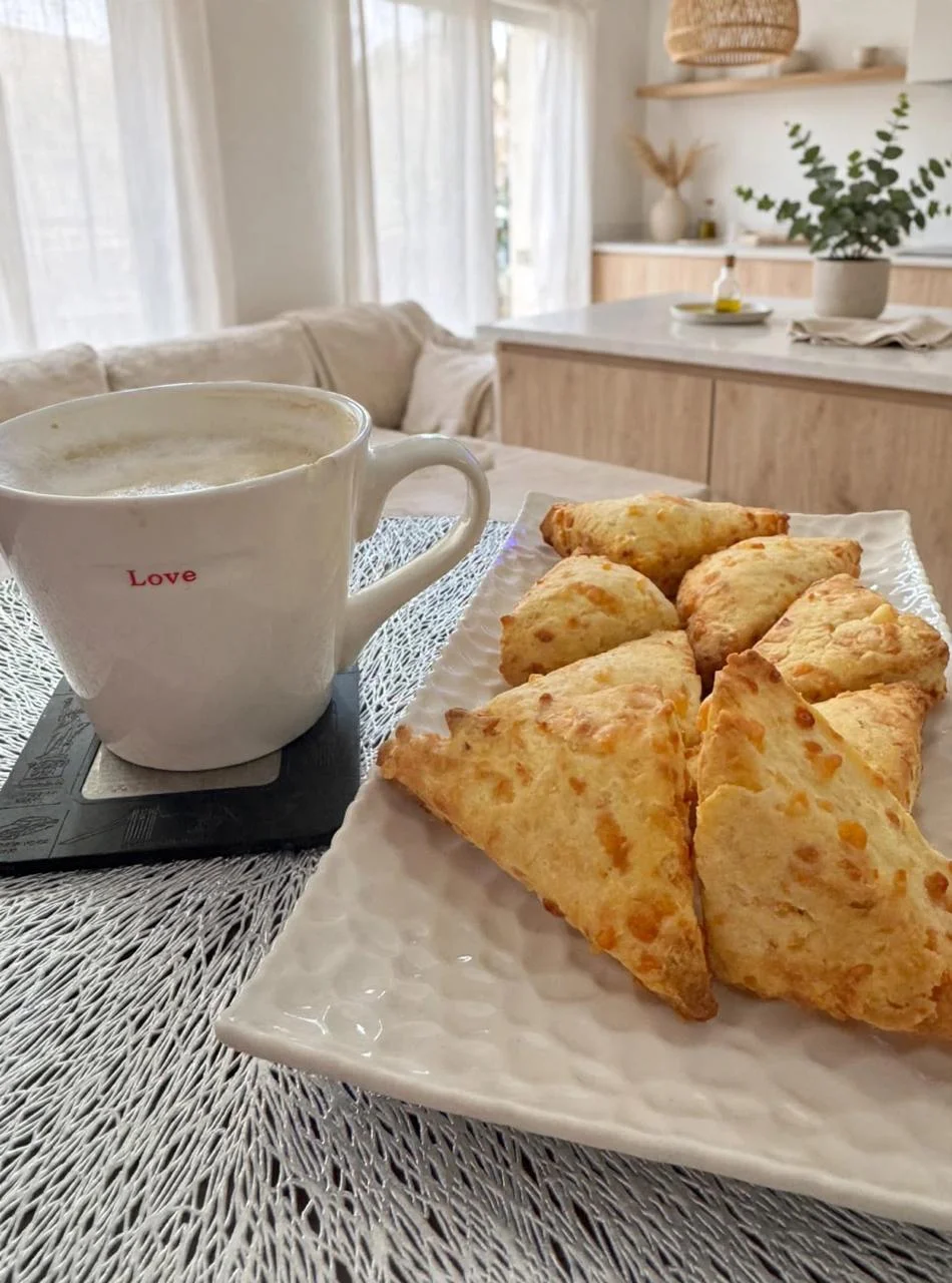 Pila de scones de queso dorados